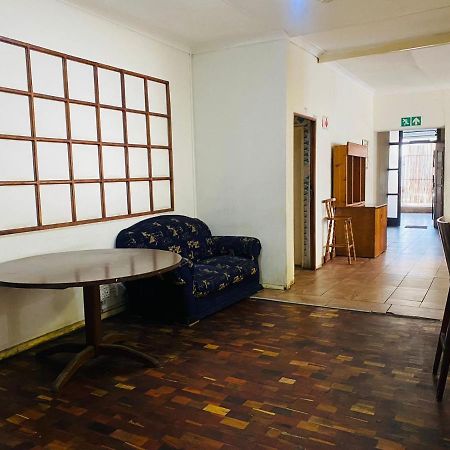 Rosebank Hostel Johannesburg Buitenkant foto
