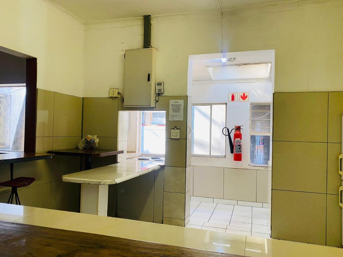 Rosebank Hostel Johannesburg Buitenkant foto